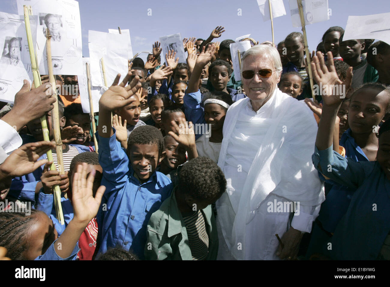 Alem Ketema, Éthiopie. 26 janvier, 2008. Fichier - Acteur Karlheinz Boehm (C), fondateur de l'organisation secours 'Menschen fuer Menschen" (les personnes pour les personnes) au cours de la cérémonie d'ouverture du centre de formation professionnelle technique à Alem Ketema, Ethiopie, 26 janvier 2008. Boehm est décédé le 29 mai 2014 à l'âge de 86 ans à Groedig près de Salzbourg. Photo : JOERG CARSTENSEN/dpa/Alamy Live News Banque D'Images