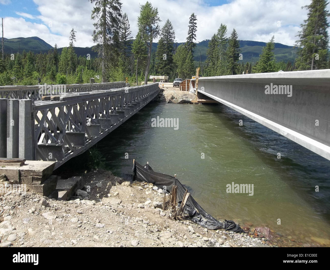 Le pont de la rivière Swan, situé dans la forêt nationale de Flathead, sert de passage temporaire et permanent, facilitant le transport et la gestion de la faune dans la région. Banque D'Images