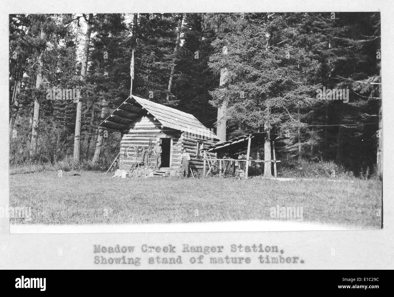 Le Meadow Creek Ranger Station (RS) est un site historique situé dans une région forestière éloignée. Il rappelle le rôle du Service des forêts des États-Unis dans la gestion et la préservation des ressources naturelles de la région. Banque D'Images