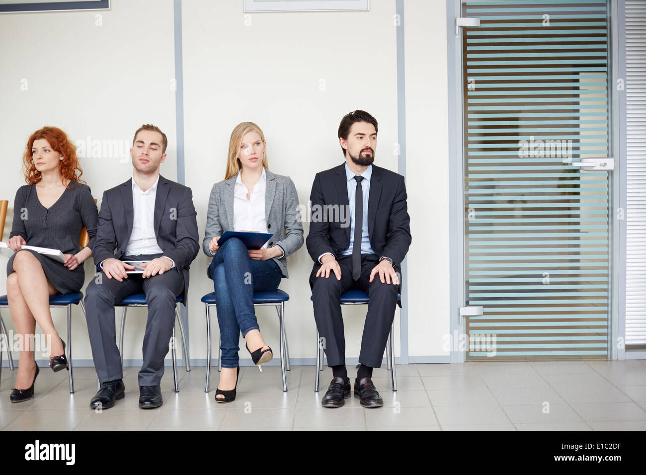 Portrait de plusieurs collègues assis sur des chaises de bureau Banque D'Images