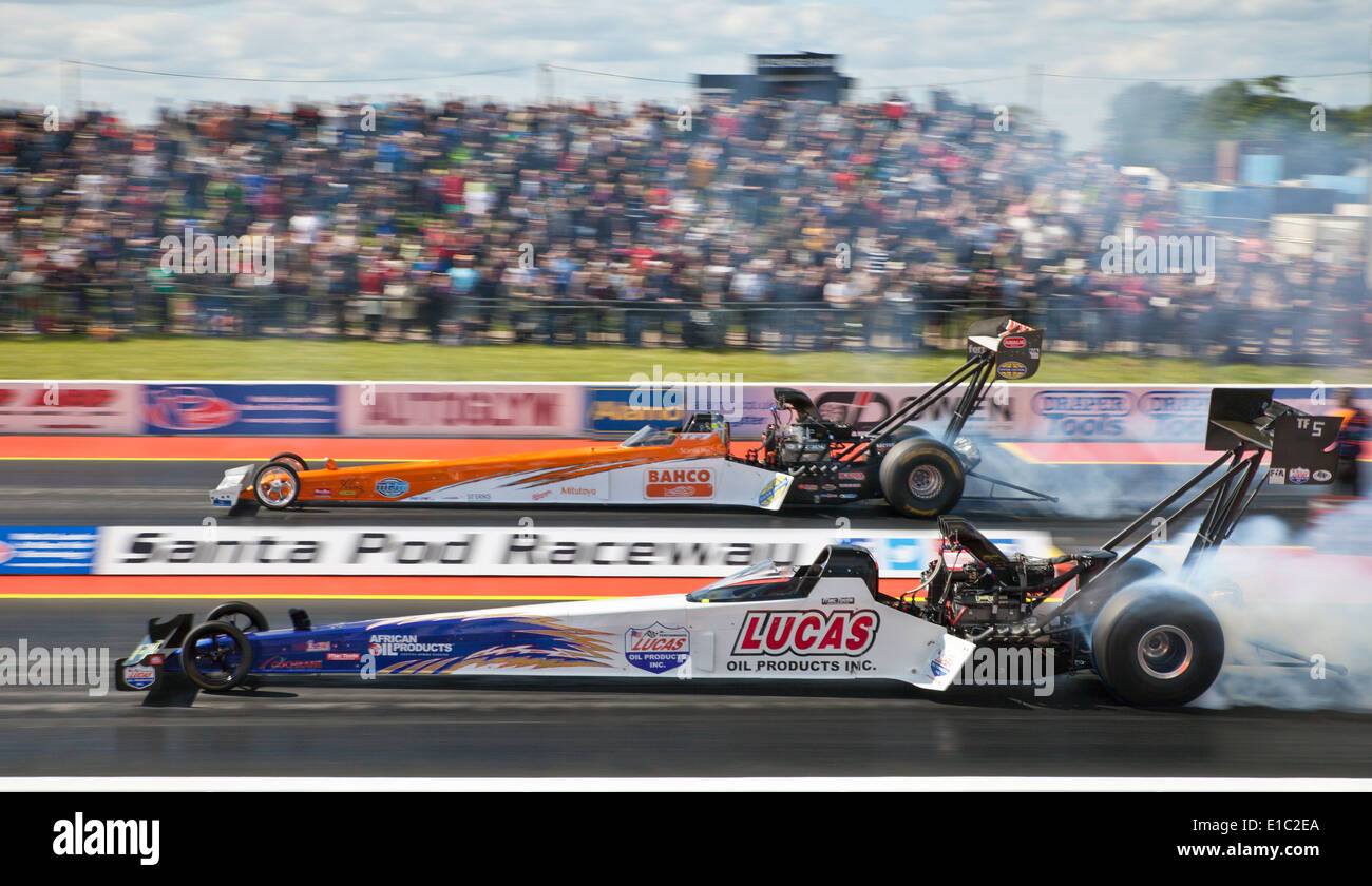 Top Fuel Dragsters à Santa Pod. Jari Halinen face visible, Michael Kagered loin côté. Banque D'Images