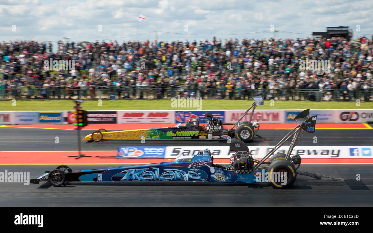 Top Methanol dragsters à Santa Pod. Christopher Polidano côté Monty Bugeja loin côté. Banque D'Images