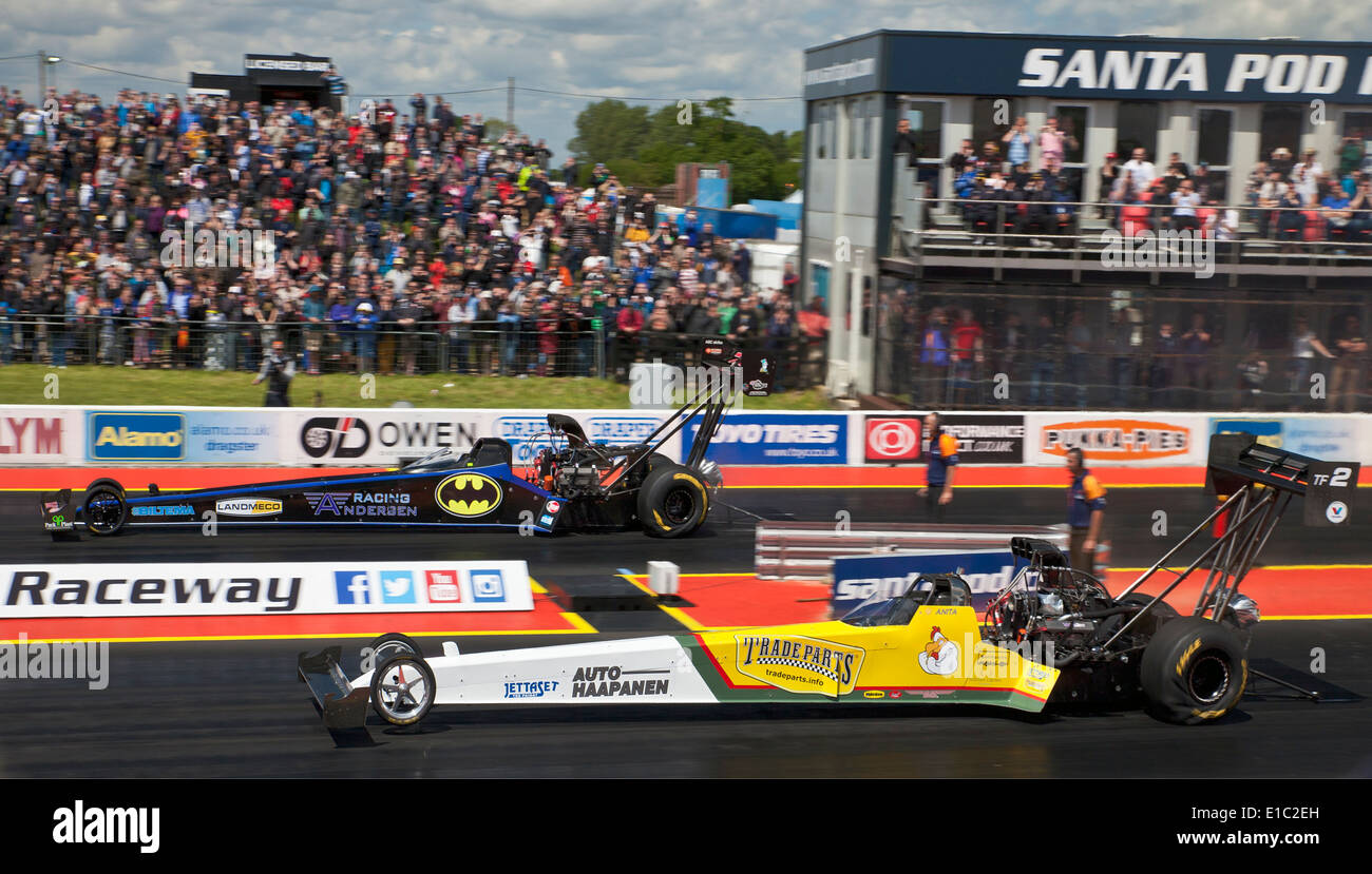 Top Fuel Dragsters à Santa Pod. Anita Makela cà Thomas Nataas loin côté. Banque D'Images