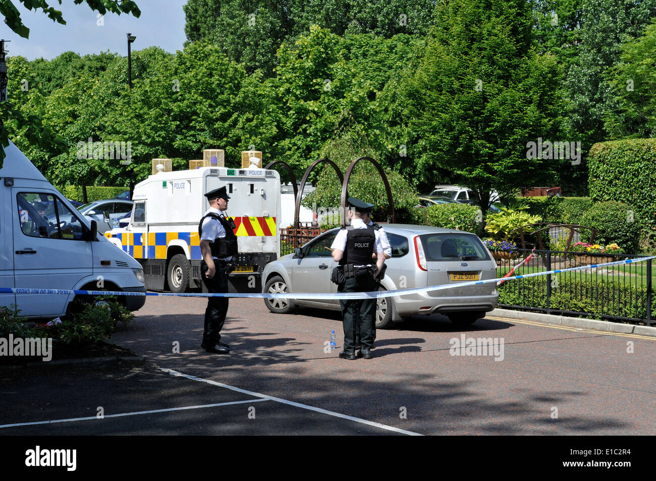 Derry, Londonderry, en Irlande du Nord. 30 mai, 2014. Les agents de police scientifique sur les lieux d'une bombe incendiaire attaque dans la zone de réception d'un hotel de Londonderry. L'Everglades Hotel, dans la zone de la ville Prehen, a été évacué après l'appareil a été signalé à 23:15 CEST le jeudi. L'appareil a explosé un peu plus tard lorsque la bombe de l'Armée de travail les experts ont à rendre sûr. Crédit : George Sweeney/Alamy Live News Banque D'Images
