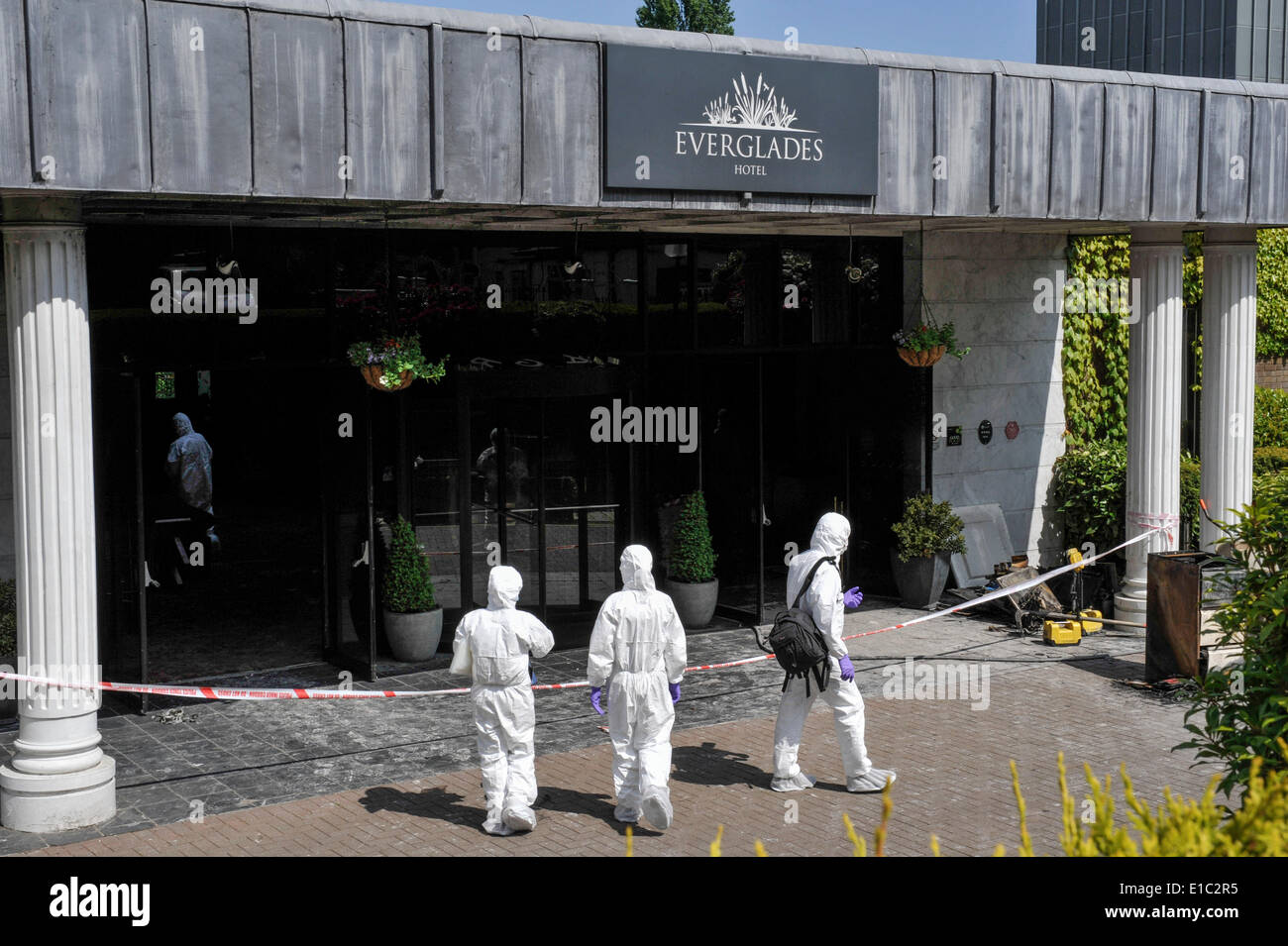 Derry, Londonderry, en Irlande du Nord. 30 mai, 2014. Les agents de police scientifique sur les lieux d'une bombe incendiaire attaque dans la zone de réception d'un hotel de Londonderry. L'Everglades Hotel, dans la zone de la ville Prehen, a été évacué après l'appareil a été signalé à 23:15 CEST le jeudi. L'appareil a explosé un peu plus tard lorsque la bombe de l'Armée de travail les experts ont à rendre sûr. Crédit : George Sweeney/Alamy Live News Banque D'Images