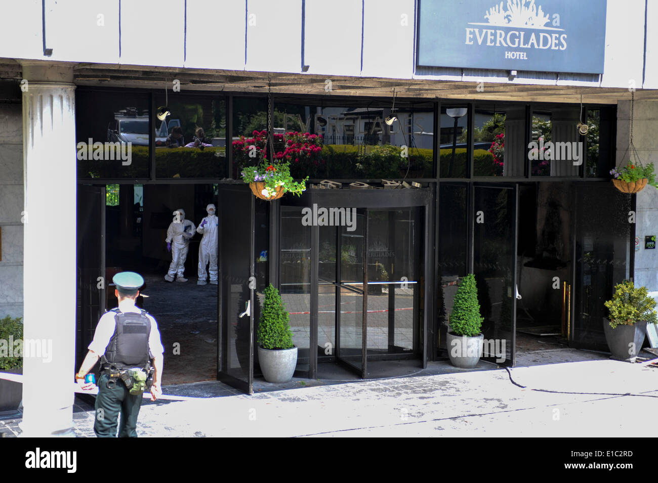 Derry, Londonderry, en Irlande du Nord. 30 mai, 2014. Les agents de police scientifique sur les lieux d'une bombe incendiaire attaque dans la zone de réception d'un hôtel Londonderry.L'hôtel Everglades, dans la zone de la ville Prehen, a été évacué après l'appareil a été signalé à 23:15 CEST le jeudi. L'appareil a explosé un peu plus tard lorsque la bombe de l'Armée de travail les experts ont à rendre sûr. Crédit : George Sweeney/Alamy Live News Banque D'Images