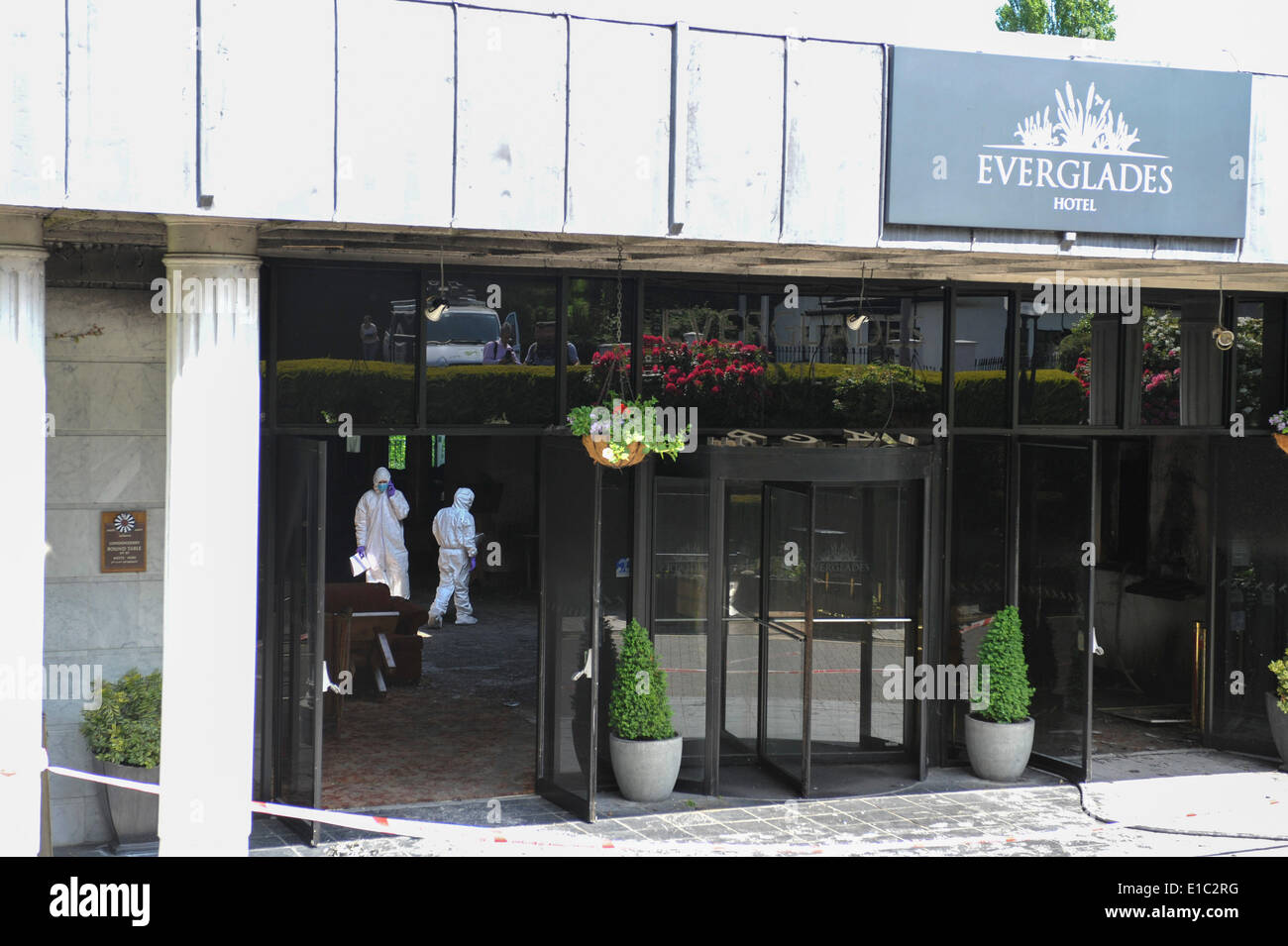 Derry, Londonderry, en Irlande du Nord. 30 mai, 2014. Les agents de police scientifique sur les lieux d'une bombe incendiaire attaque dans la zone de réception d'un hôtel Londonderry.L'hôtel Everglades, dans la zone de la ville Prehen, a été évacué après l'appareil a été signalé à 23:15 CEST le jeudi. L'appareil a explosé un peu plus tard lorsque la bombe de l'Armée de travail les experts ont à rendre sûr. Crédit : George Sweeney/Alamy Live News Banque D'Images