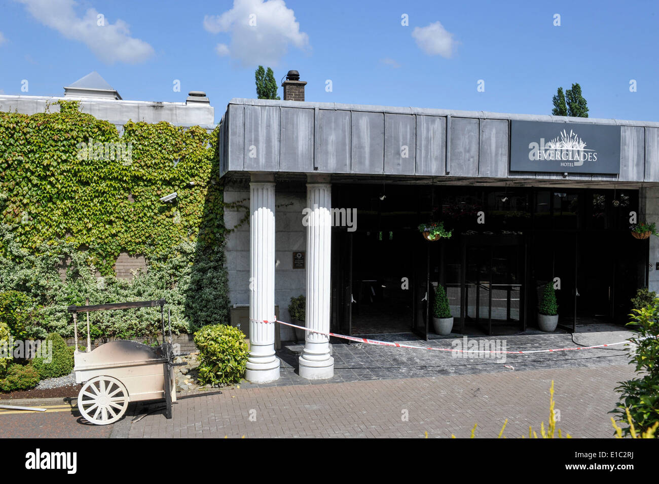 Derry, Londonderry, en Irlande du Nord. 30 mai, 2014. Les agents de police scientifique sur les lieux d'une bombe incendiaire attaque dans la zone de réception d'un hotel de Londonderry. L'Everglades Hotel, dans la zone de la ville Prehen, a été évacué après l'appareil a été signalé à 23:15 CEST le jeudi. L'appareil a explosé un peu plus tard lorsque la bombe de l'Armée de travail les experts ont à rendre sûr. Crédit : George Sweeney/Alamy Live News Banque D'Images