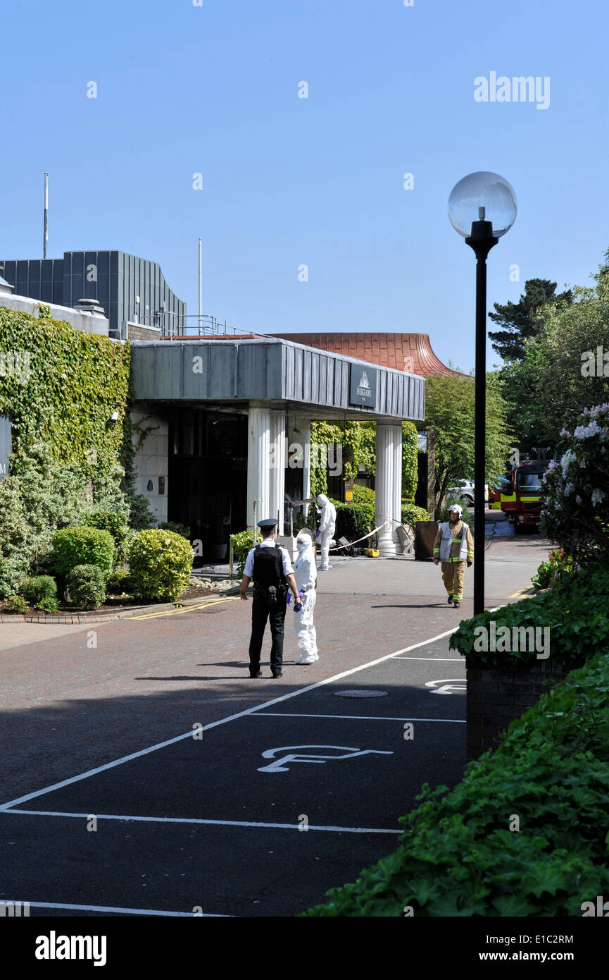 Derry, Londonderry, en Irlande du Nord. 30 mai, 2014. Les agents de police scientifique sur les lieux d'une bombe incendiaire attaque dans la zone de réception d'un hotel de Londonderry. L'Everglades Hotel, dans la zone de la ville Prehen, a été évacué après l'appareil a été signalé à 23:15 CEST le jeudi. L'appareil a explosé un peu plus tard lorsque la bombe de l'Armée de travail les experts ont à rendre sûr. Crédit : George Sweeney/Alamy Live News Banque D'Images