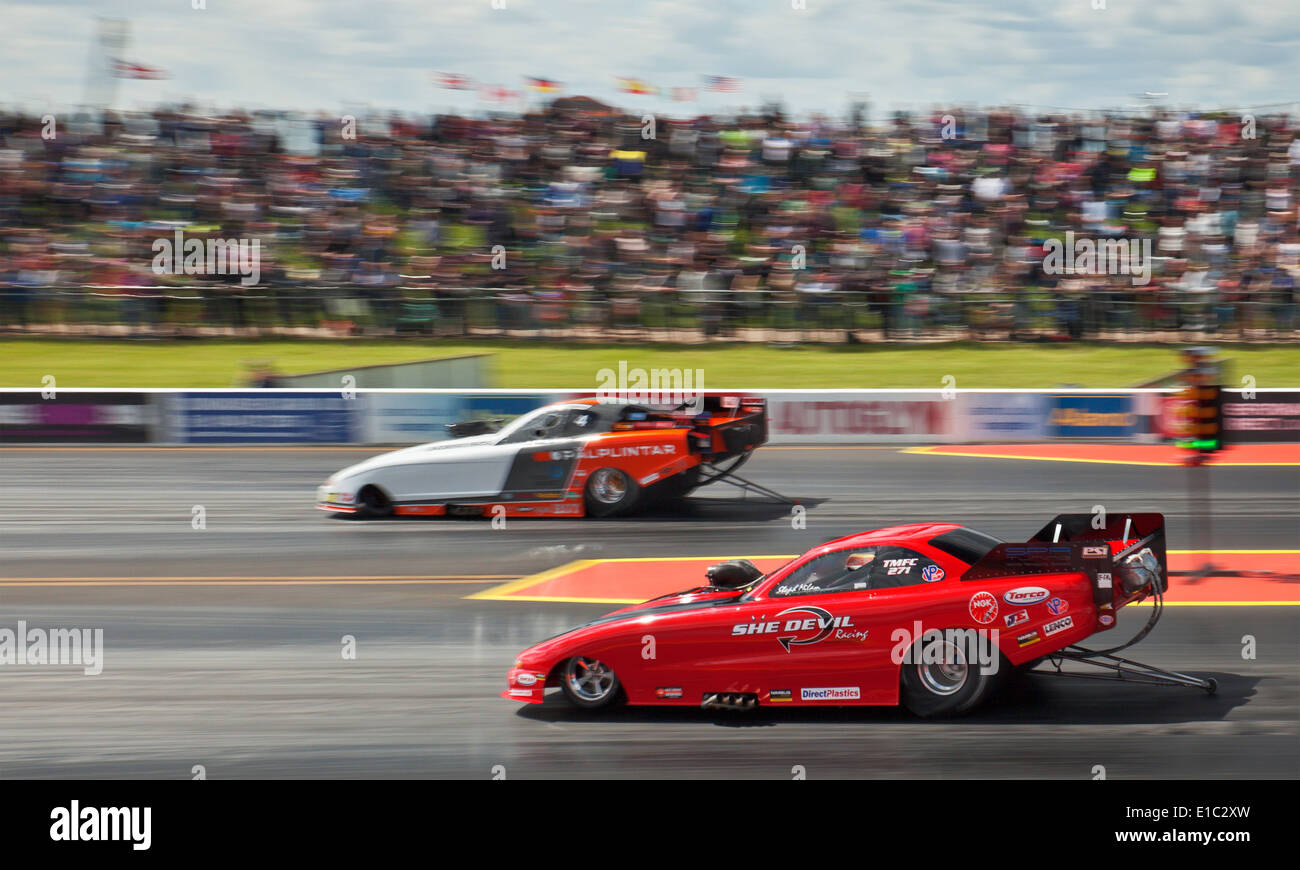 Top Methanol funny cars drag racing à Santa Pod. Stephanie Milam cà Johan Lindburg loin côté. Banque D'Images