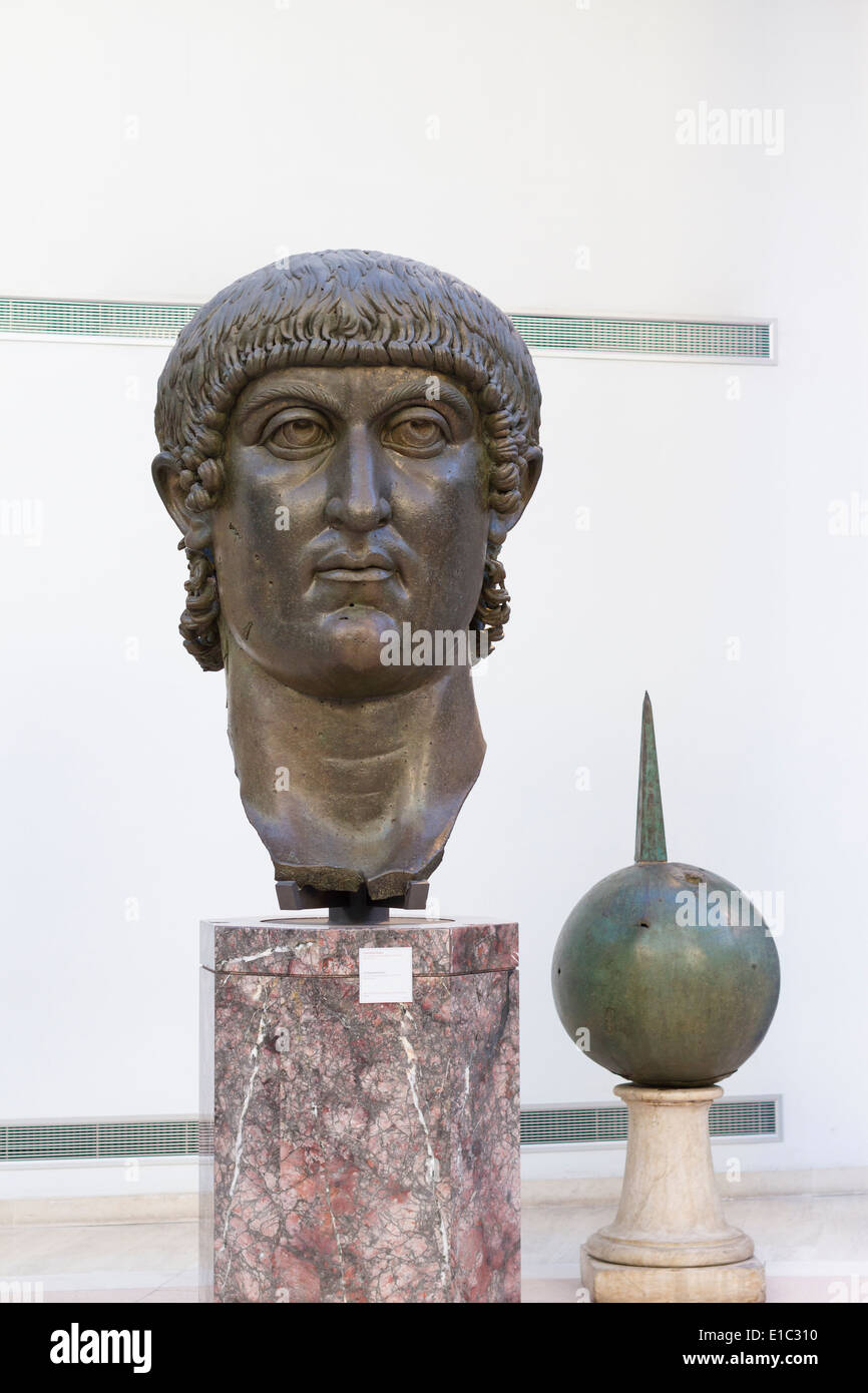 Tête en bronze de l'empereur Constantin, Musées du Capitole, Rome, Italie Banque D'Images