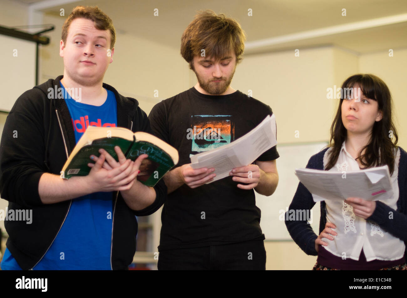 Trois étudiants de l'Université d'Aberystwyth les étudiants en art dramatique à répéter "beaucoup de bruit pour rien" de William Shakespeare Banque D'Images