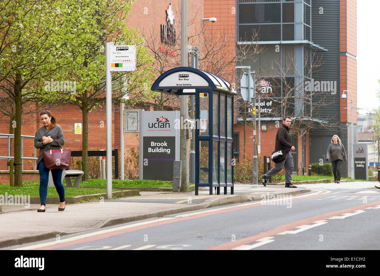 Route et abri-bus en face de l'immeuble Brook,University of Central Lancashire (UCLAN) Preston,UK Banque D'Images
