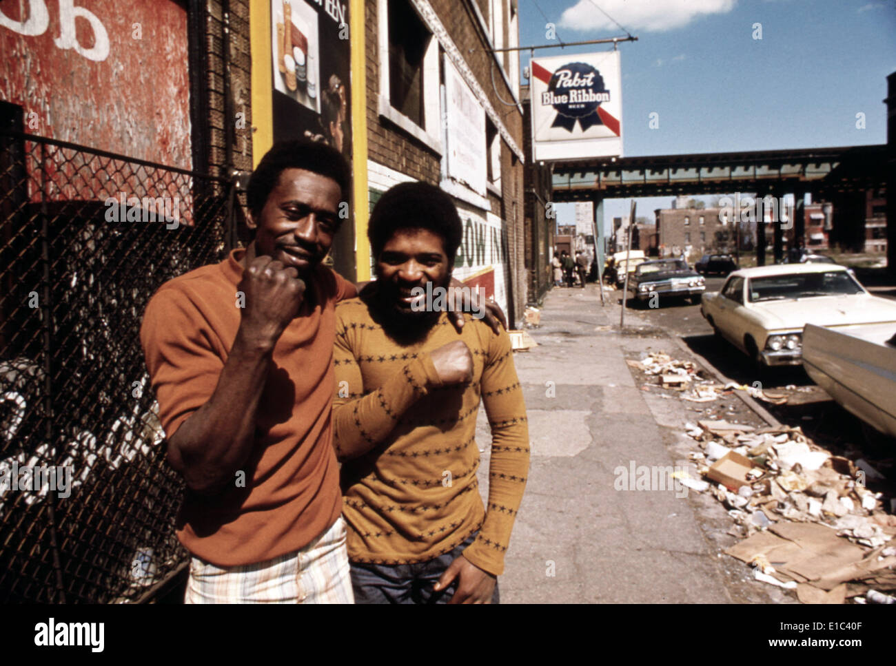 L'Amérique des années 70. Deux jeunes hommes sur le côté sud de Chicago, ca. 1973. Banque D'Images