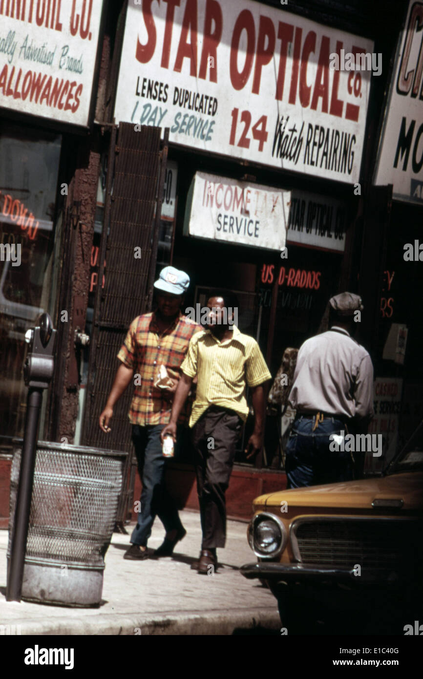 L'Amérique des années 70. Les jeunes hommes sur le côté sud de Chicago, ca. 1973. Banque D'Images