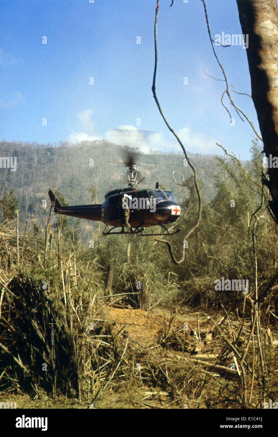 Guerre du Vietnam, Vietnam du Sud, un UH-1D'hélicoptère d'évacuation sanitaire décolle pour ramasser un blessé de la 101st Airborne Division Banque D'Images