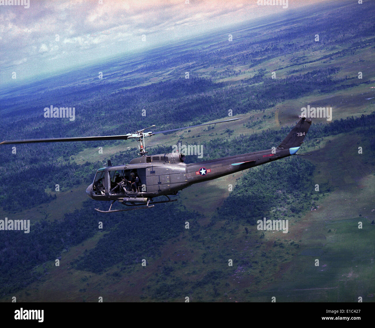 Guerre du Vietnam, vue latérale d'une armée de l'air vietnamienne d'hélicoptères UH-1H en vol au dessus de l'Asie du sud-est, fin des années 1960 Banque D'Images