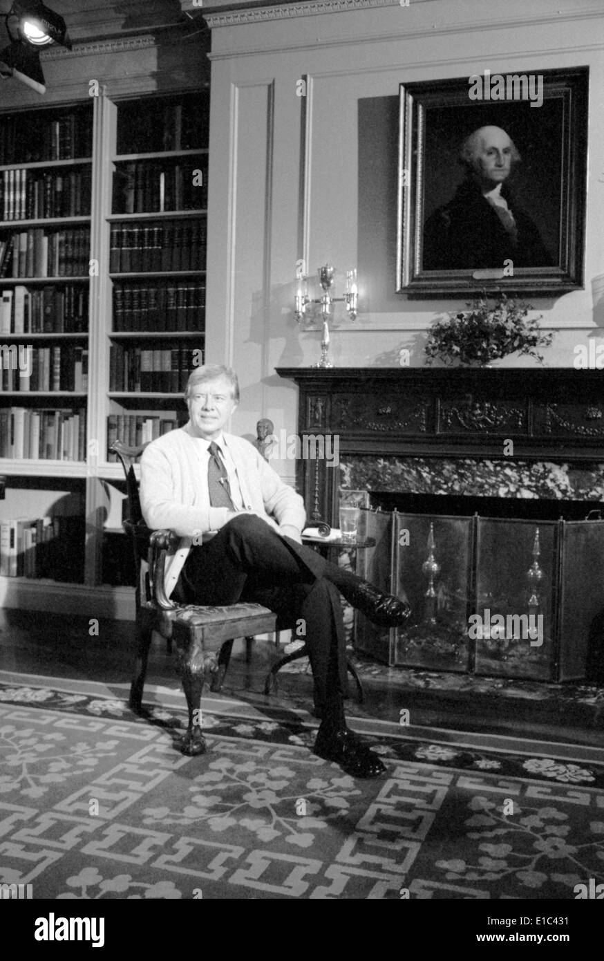Jimmy Carter sports un cardigan dans la bibliothèque de la Maison blanche au cours d'une conversation au coin du feu télévisé (adresse à la nation sur l'énergie). Banque D'Images