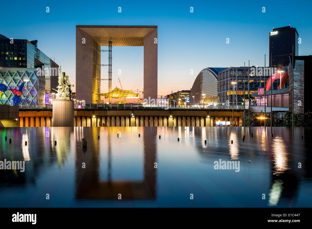 La Grande Arche et bâtiments modernes de la Défense, Paris France Banque D'Images