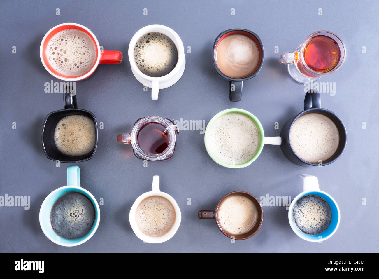 Le temps d'une pause-café ou thé pour office avec un line up de différentes poignées tasses à différentes directions Banque D'Images