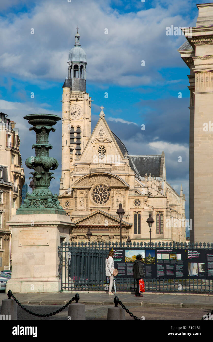 Saint-Etienne-du-Mont juste au-delà de l'angle du Panthéon, Quartier Latin, Paris France Banque D'Images