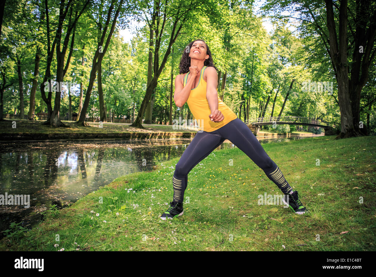 Zumba danse femme ou d'aérobic dans un ancien parc Banque D'Images