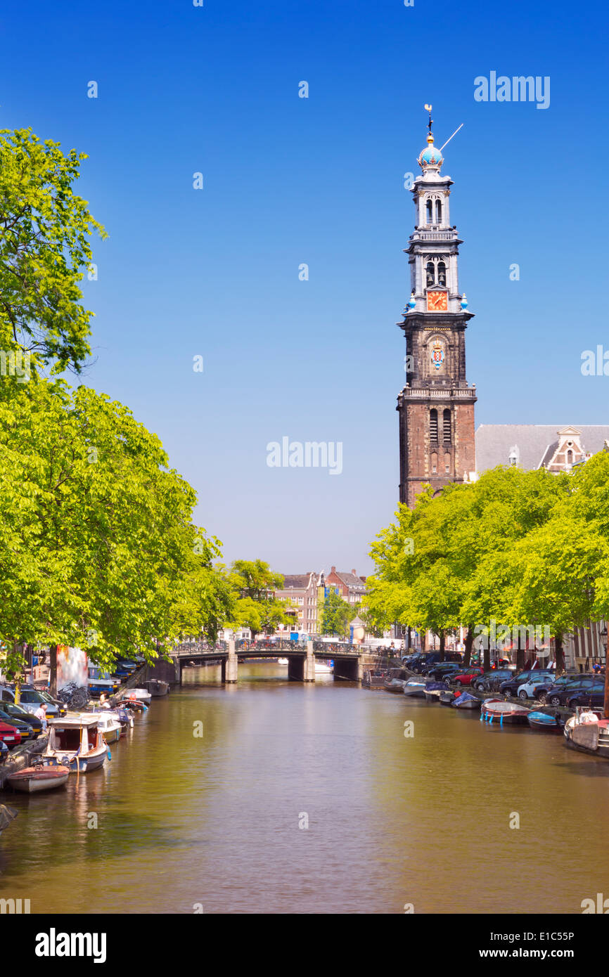 Un canal et l'église Westerkerk tower à Amsterdam, aux Pays-Bas sur une belle journée ensoleillée Banque D'Images