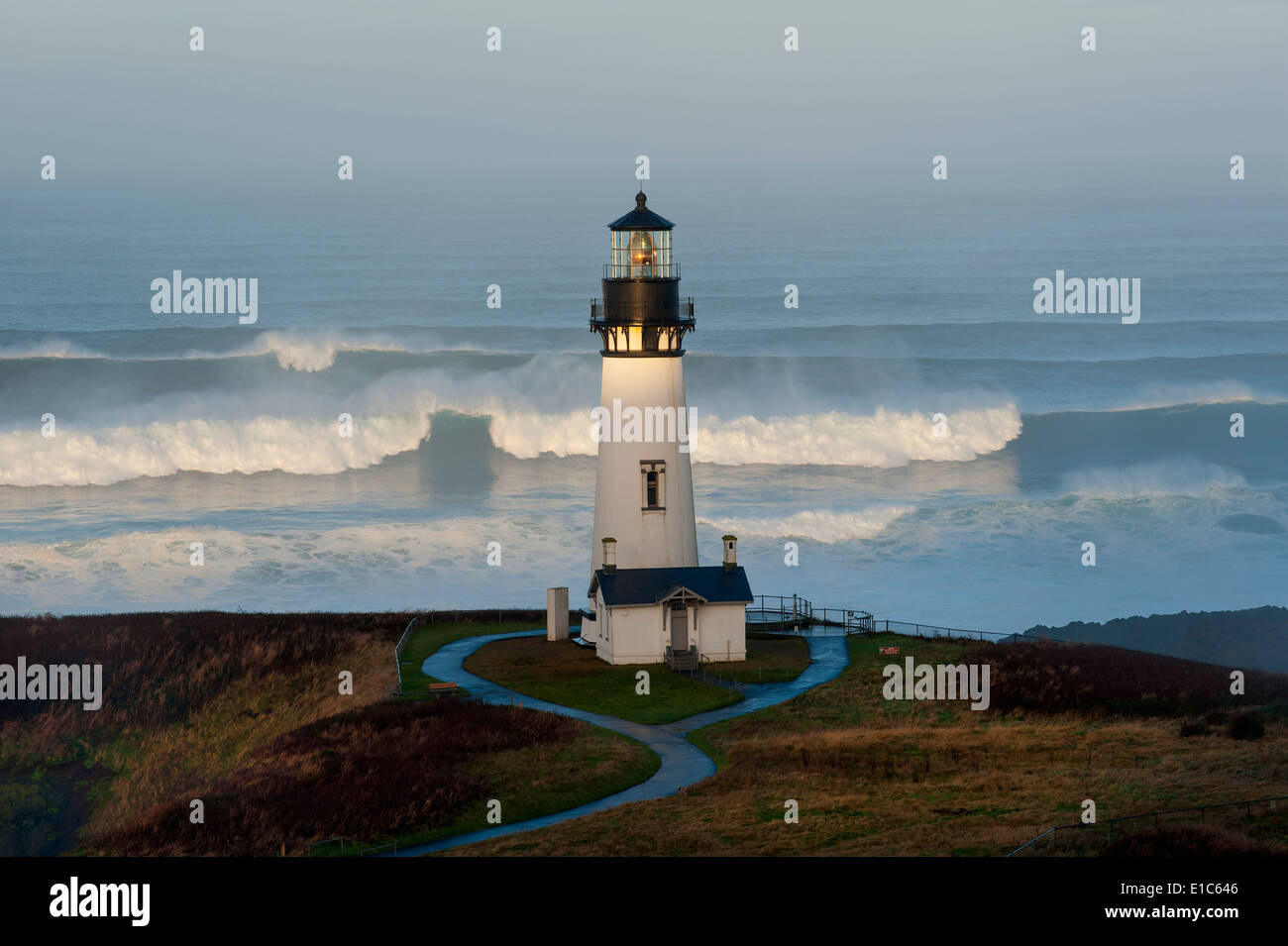 Historique La tour phare Yaquina Head sur un promontoire donnant sur la côte du Pacifique. Banque D'Images