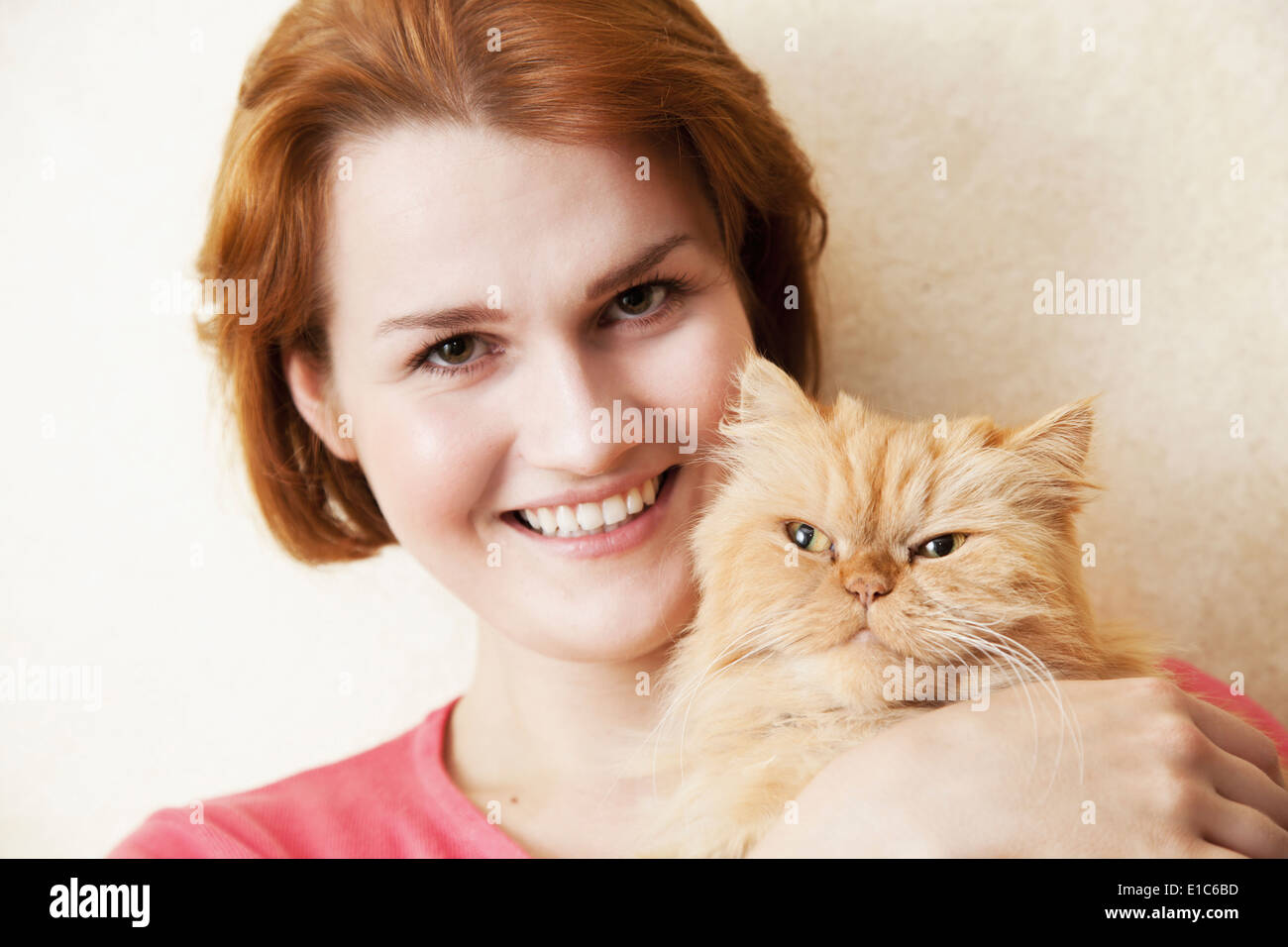 Jeune femme avec chat Persan Banque D'Images