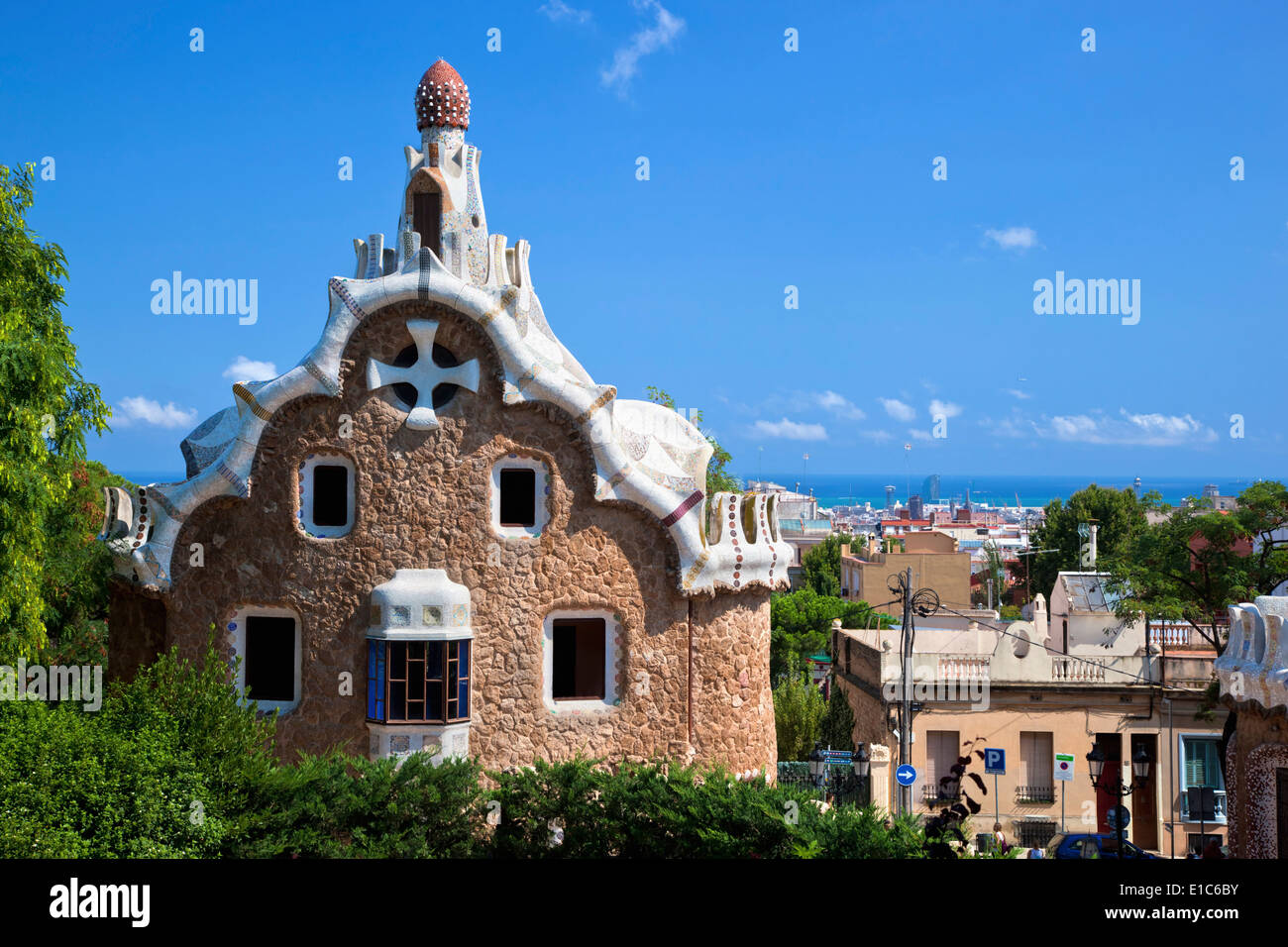 Vue depuis le Parc Guell, Barcelone, Espagne, Europe, avec bâtiments de Gaudi Banque D'Images