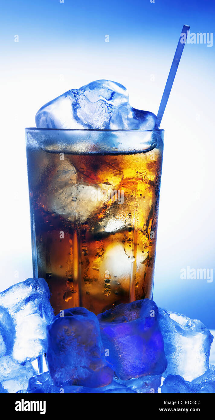 Frais, verre de cola avec de la glace Banque D'Images