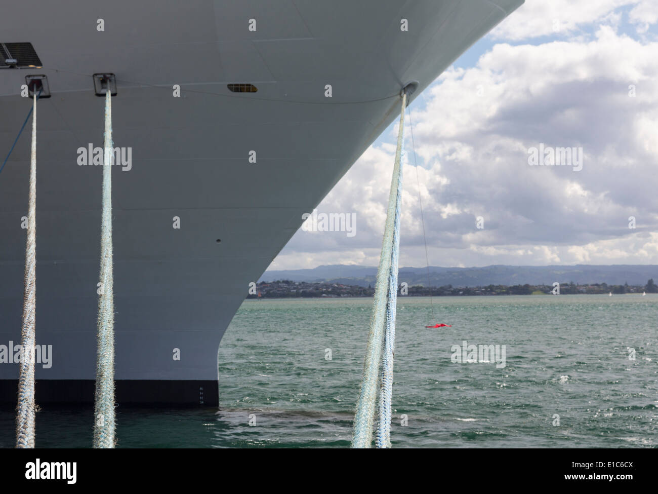 Proue d'un navire de croisière grand bateau amarré dans un port Banque D'Images