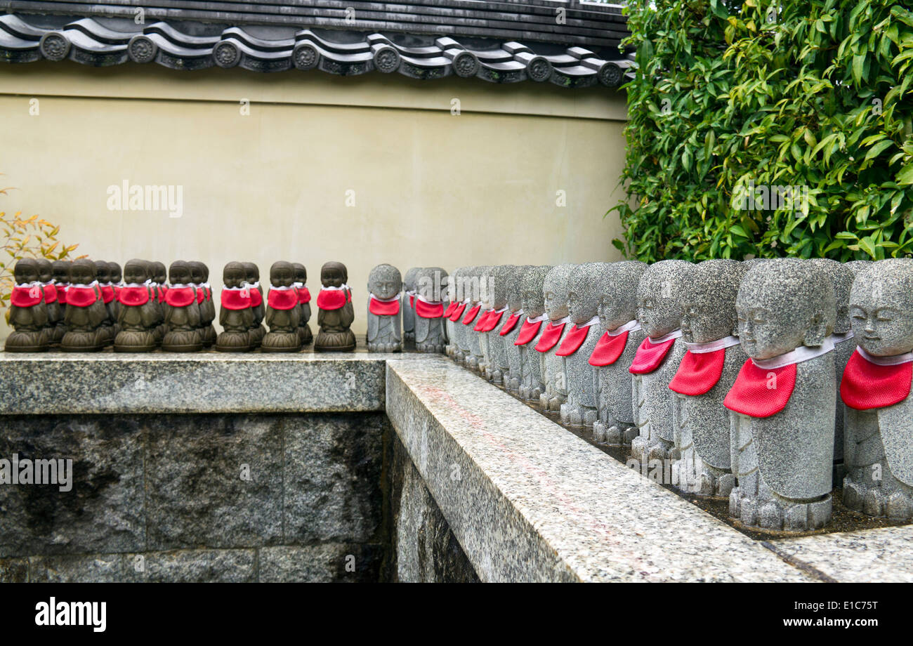 Rangée de statues de pierre au temple Tenryū-ji à Kyoto, Japon Banque D'Images