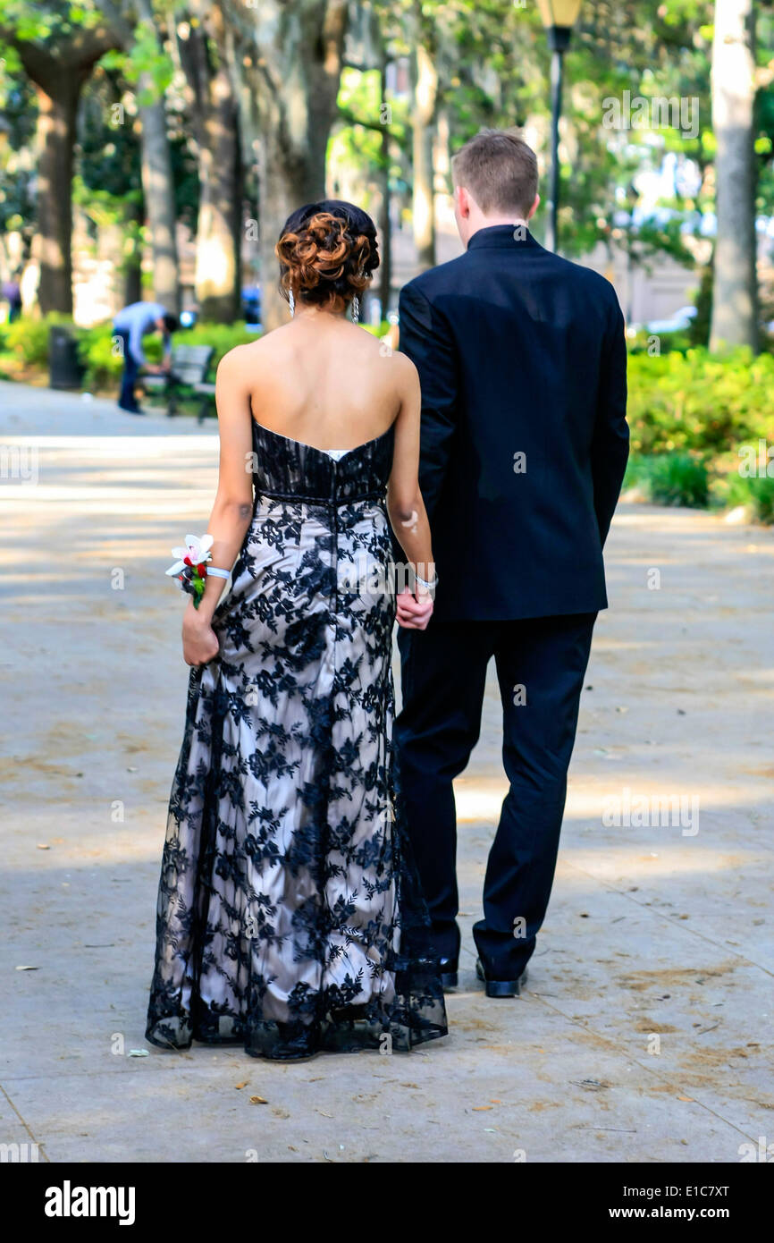 Les élèves du secondaire habillé pour la nuit de bal dans Forseyth Park Savannah GA Banque D'Images