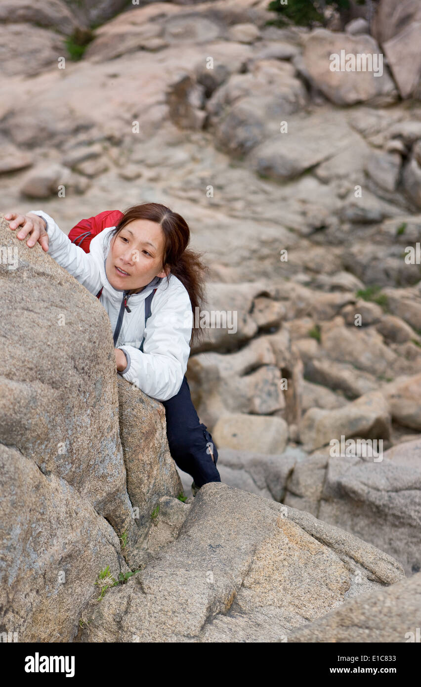 Femme au grimpeur Seoraksan National / Corée du Sud Banque D'Images