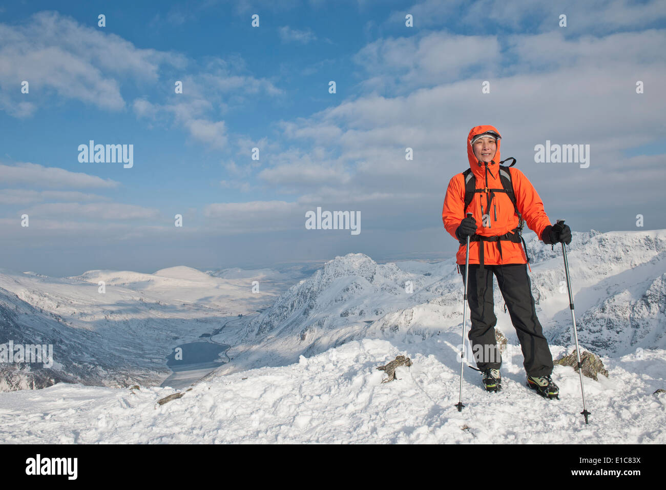 Female hiker au sommet d'un pic de neige dans le nord du Pays de Galles Banque D'Images