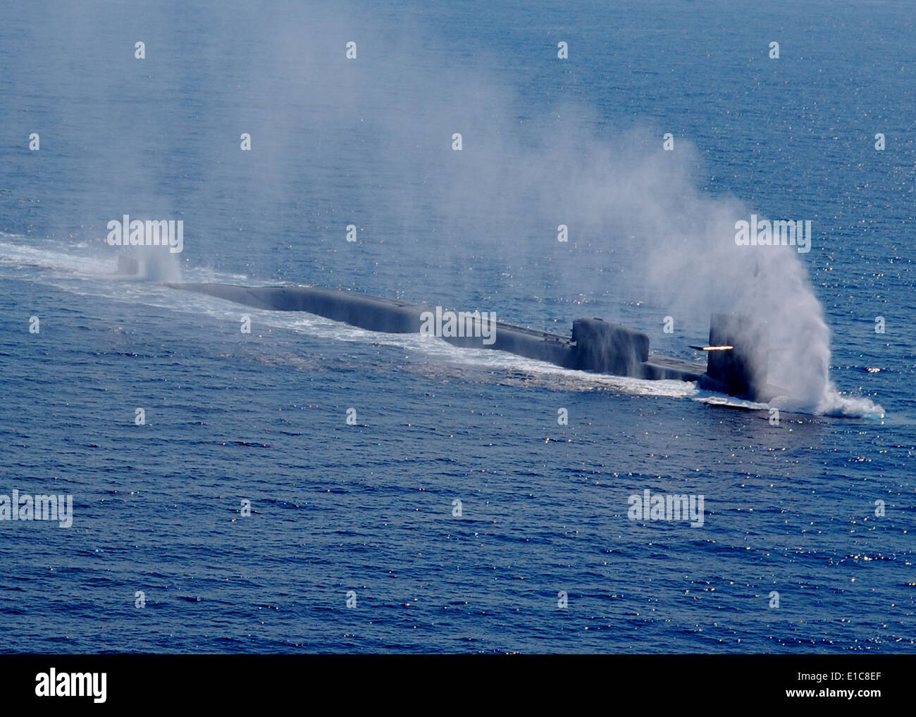 L'Ohio-classe de sous-marins lance-missiles USS Alabama (SSGN 729) se submerge après une escale à Naples, Italie, le 22 août, 2009. Ge Banque D'Images