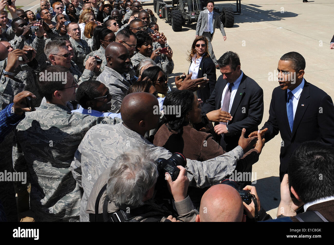 Le président américain Barack Obama salue les membres de service sur la ligne de vol de Langley Air Force Base, en Virginie, le 9 mai 2010. Obama est en Banque D'Images