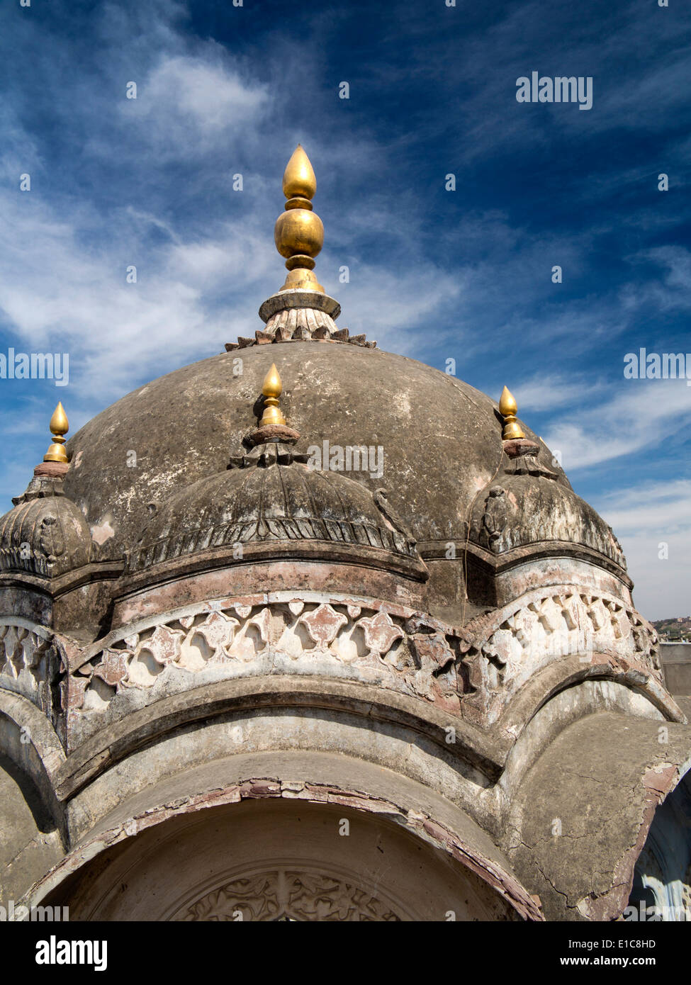 L'Inde, Rajasthan, Jodhpur, Mughal dôme de temple urbain vu de café sur le toit Banque D'Images