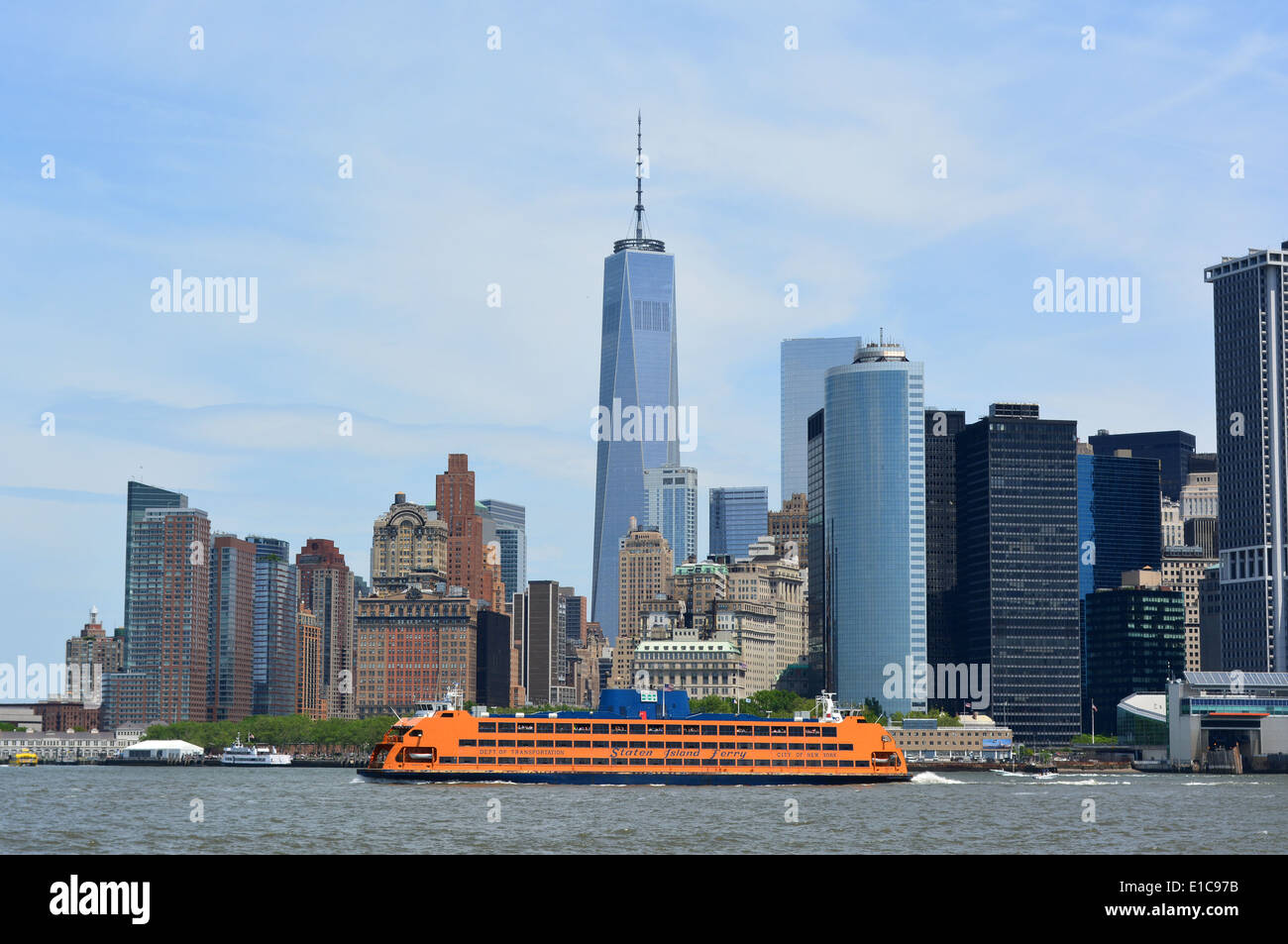 Staten Island Ferry et le Lower Manhattan skyline. Banque D'Images