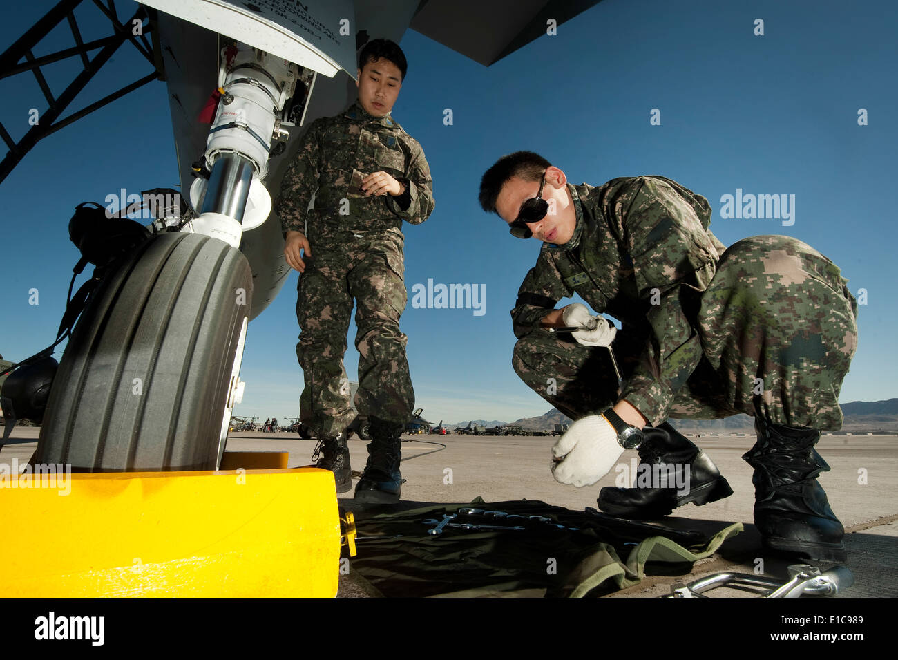 Korean Air force Tech. Le Sgt. Le conseiller-maître Lee Jae-Moo et Sgt. Kim Seok mener l'entretien de contrôle en amont sur un F-15E Strike Eagle Banque D'Images