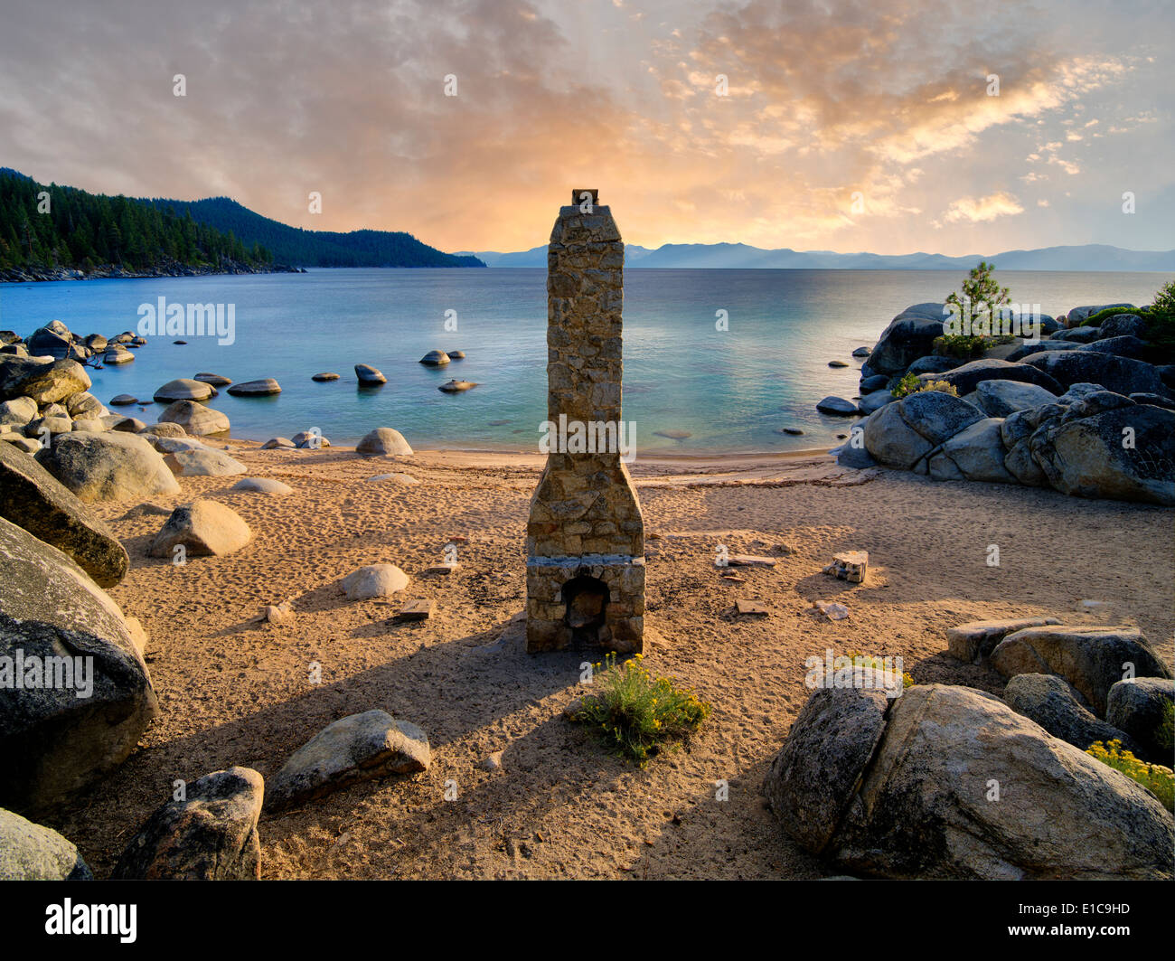 Cheminée Cheminée historique à la plage. Lake Tahoe, Nevada Banque D'Images