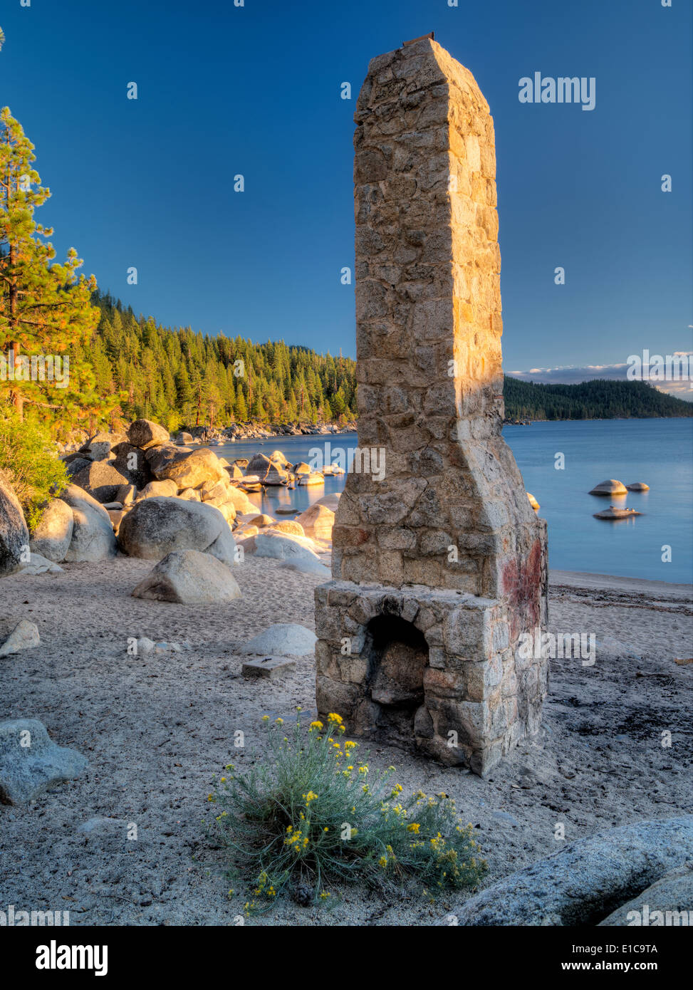 Cheminée Cheminée historique à la plage. Lake Tahoe, Nevada Banque D'Images
