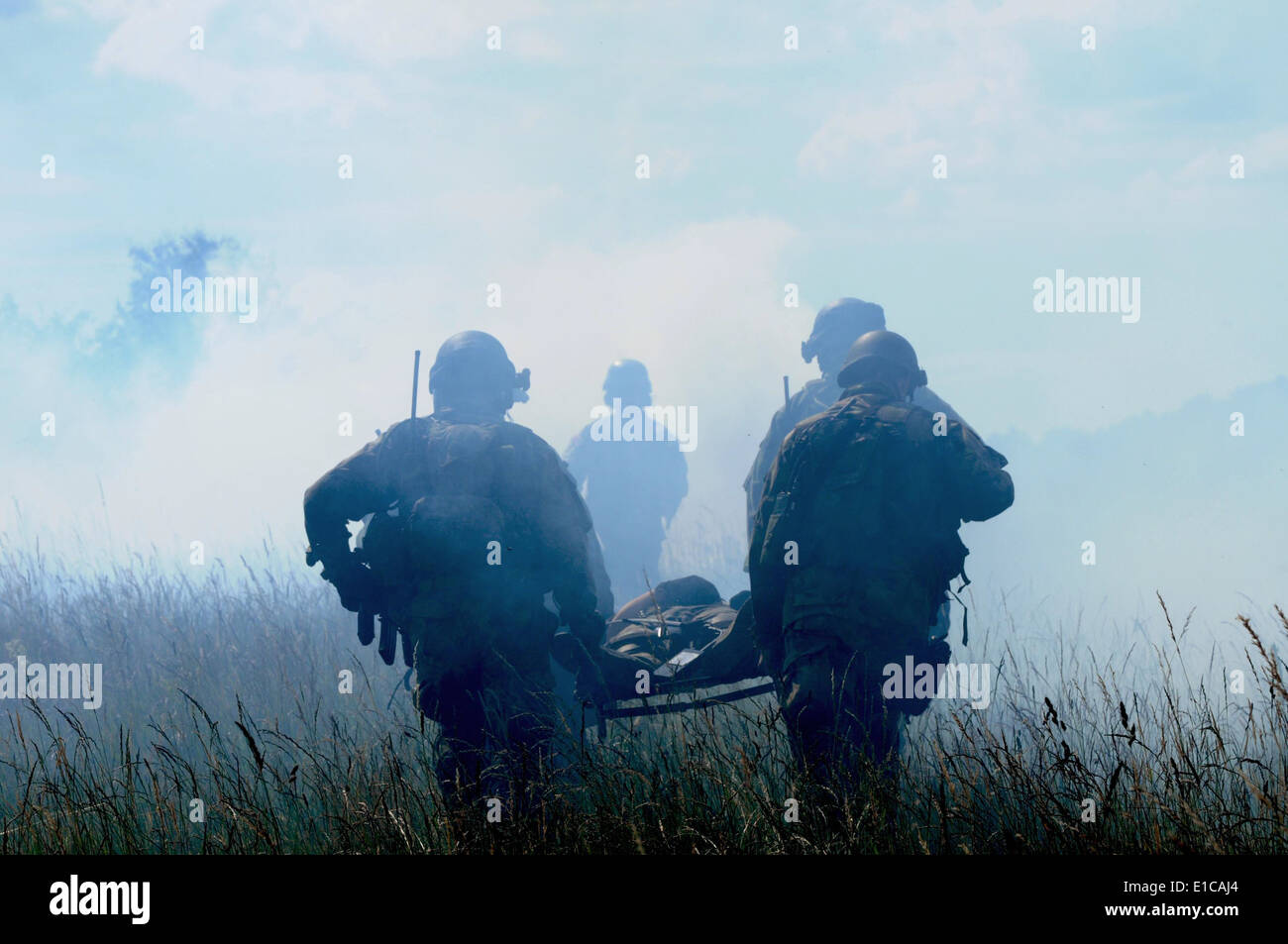 Les soldats slovaques à partir de la 5e Régiment des Forces spéciales d'évacuer une victime simulée sur une litière d'une zone d'atterrissage dans le cadre d'une p Banque D'Images