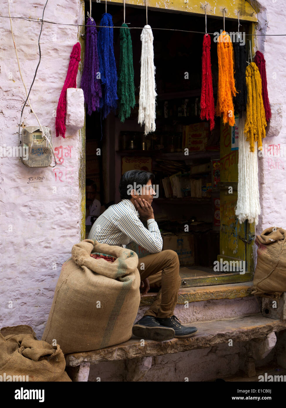 L'Inde, Rajasthan, Jaisalmer, bazar, Textiles Coton teint coloré de Hanks suspendues au-dessus de la porte de la boutique Banque D'Images