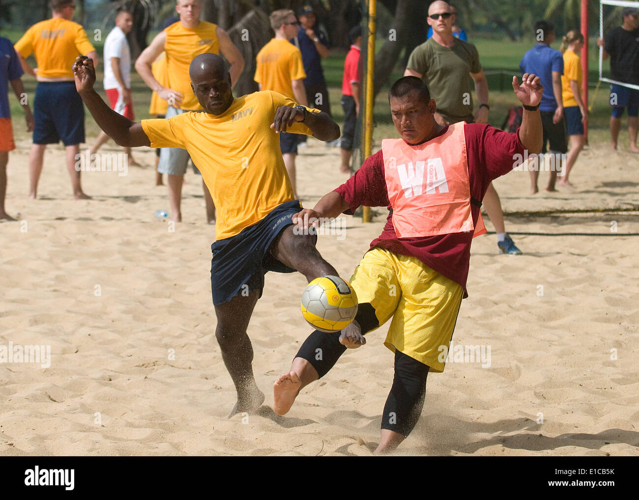 L'aviation de la Marine américaine mécanicien structurels 2e classe Craig White, affecté à la station d'atterrissage, le USS Harpers Ferry (LSD 49), bat Banque D'Images