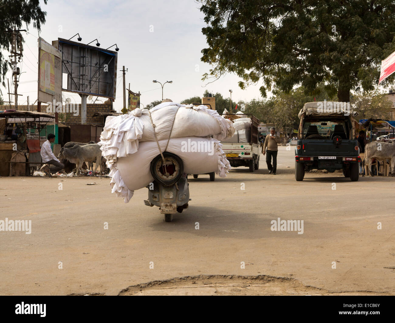 L'Inde, Rajasthan, Jaisalmer, Gandhi Chowk, moto overladen Banque D'Images