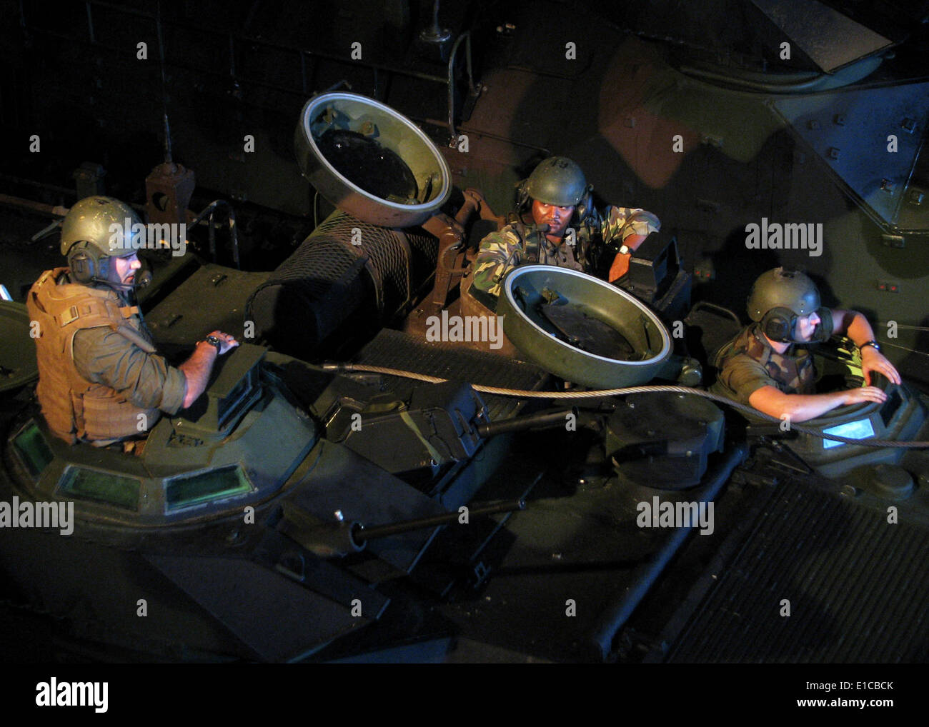 Un soldat du 9e Régiment, Royal Malay et deux Marines des États-Unis se préparent à quitter le pont du coffre du dock Banque D'Images