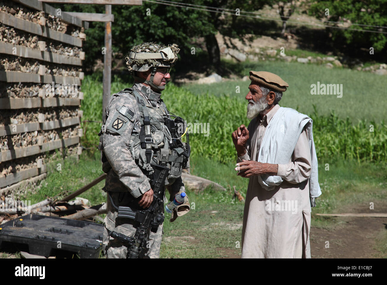 Un homme afghan le major de l'armée américaine merci Peter Granger à la suite d'une fusillade avec les forces des Taliban en Afghanistan, Matal Barge, Juillet Banque D'Images