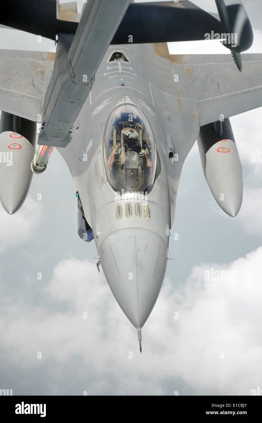 Un U.S. Air Force F-16 Fighting Falcon est sur le point d'être ravitaillé par un KC-10 Extender de l'expéditionnaire 908e Ravitaillement en vol SQ Banque D'Images